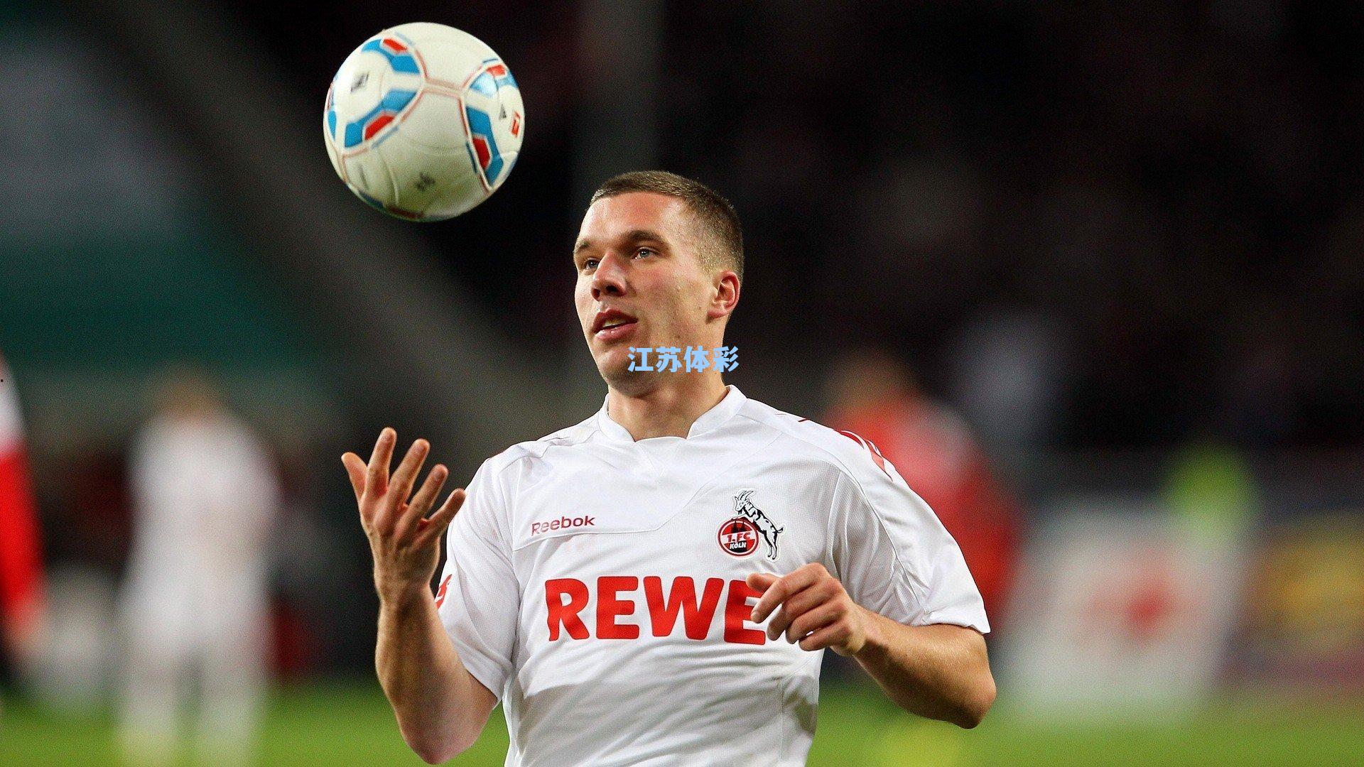 金球奖评选标准再引争议,莱万与梅西的荣誉背后,是公平还是偏见?